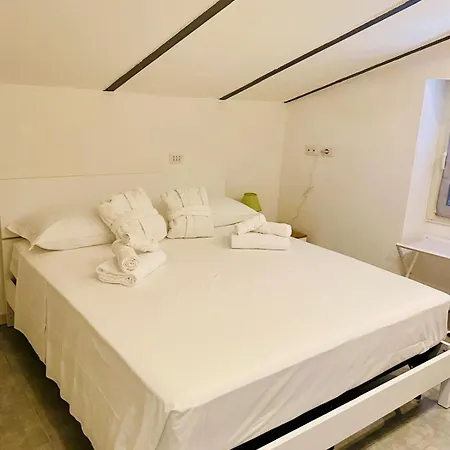 La Finestra Sul Borgo Apartment *